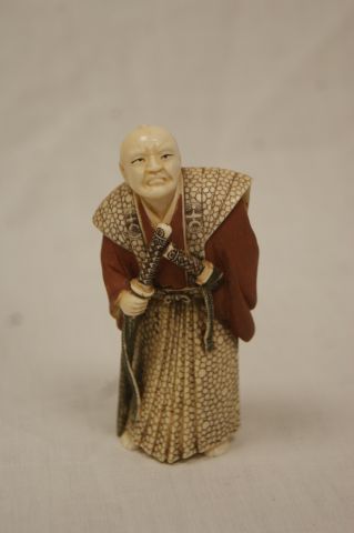 Null JAPON - Petit Okimono en ivoire figurant un samouraï, 10 cm
