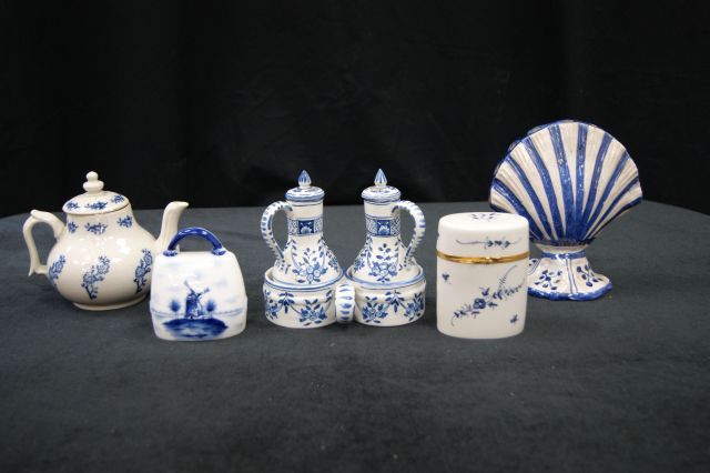 Null Lot en céramique blanche et bleue comprenant une bouquetière, un huilier/vi&hellip;
