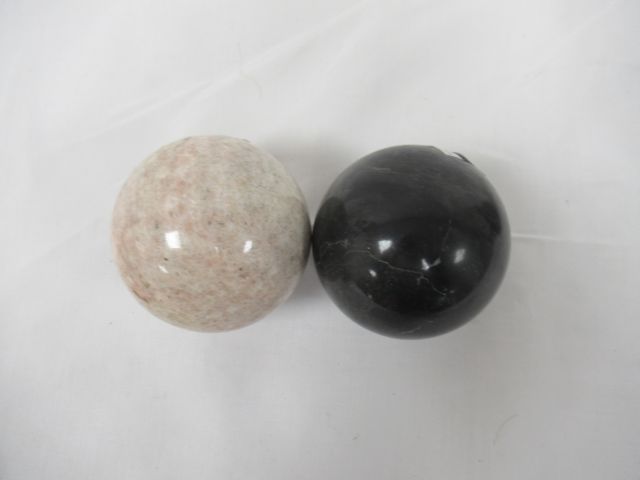 Null Lot de deux sphères en pierre polies. D. 8cm.