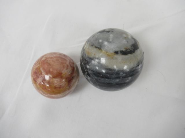 Null Lot de deux sphères en pierre polies. D. 6 et 8 cm.