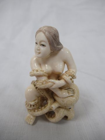 Null JAPON - Petite sculpture en ivoire figurant une jeune femme et un poulpe, p&hellip;