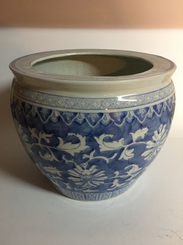 Null CHINE Grand cache-pot en porcelaine à décor en bleu de frises et de motifs &hellip;
