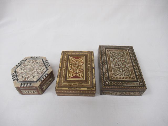 Null SYRIE Lot de trois boîtes en bois marqueté. Long.: 11-17 cm