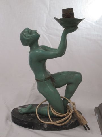 Null Pied de lampe en bronze à patine verte figurant une jeune femme à genoux, s&hellip;