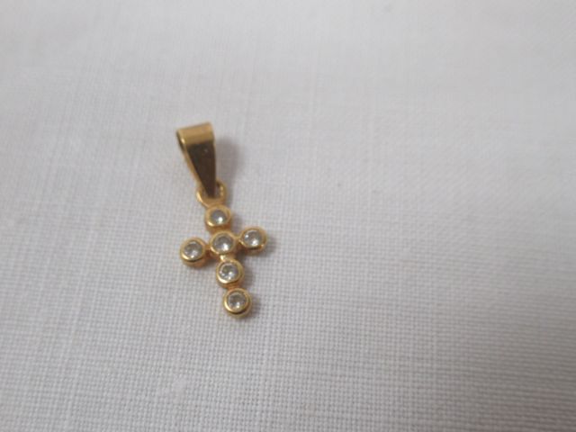 Null Petite croix en or jaune, ornée de pierres blanches. Poids brut : 0,40 g