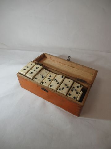 Null Dominospiel aus Knochen. In einer Holzschachtel (mit Griffeisen). Länge: 17&hellip;