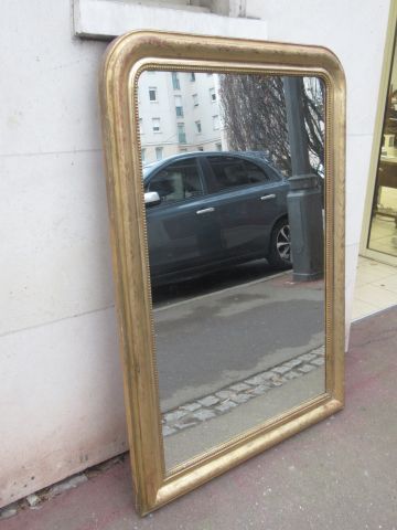 Null Large gilded wood mirror, with engraved decoration of plants. 146 x 105 cm