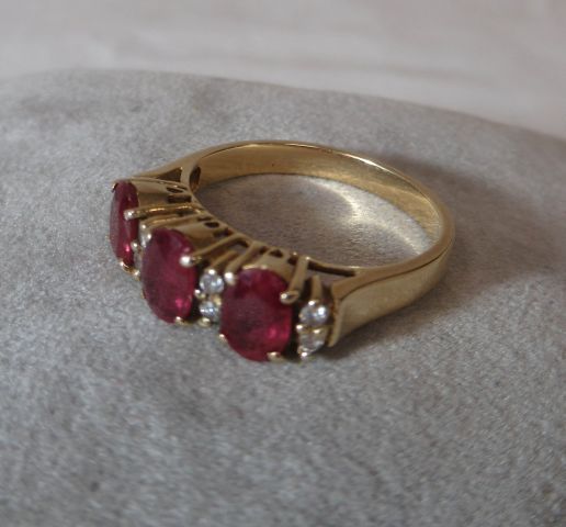 Null Ring aus 14 Karat Gelbgold, verziert mit kleinen Rubinen und Brillanten. Br&hellip;