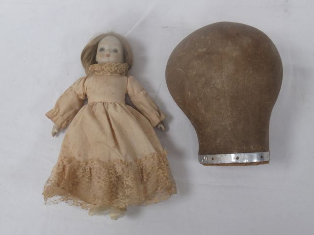 Null Lot comprenant une tête de mannequin ancien et une petite poupée, de 25 à 3&hellip;