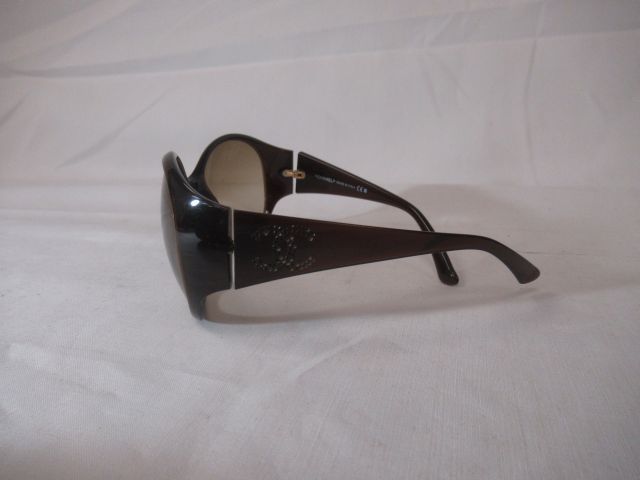Null CHANEL Pair of sunglasses in resin. In their case. (slight wear)