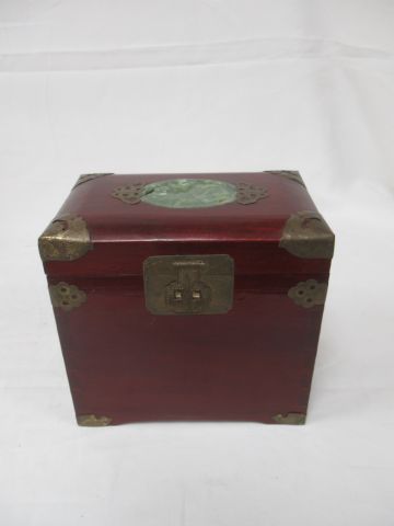 Null CHINA Caja de madera, latón y piedra dura verde. 19 x 20 x 13 cm