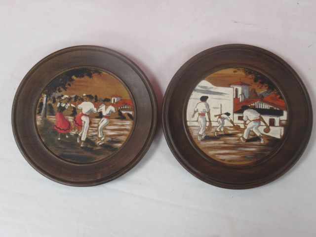 Null Lot of two paintings on wood representing Basque scenes, diam: 20 cm