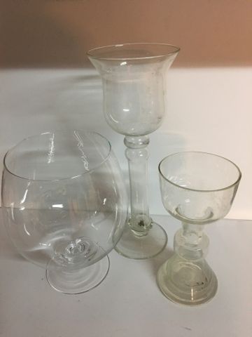 Null 玻璃套装包括一个葡萄杯（18厘米）和两个烛台（长13厘米，高36厘米，长11.5厘米，高22厘米）。
