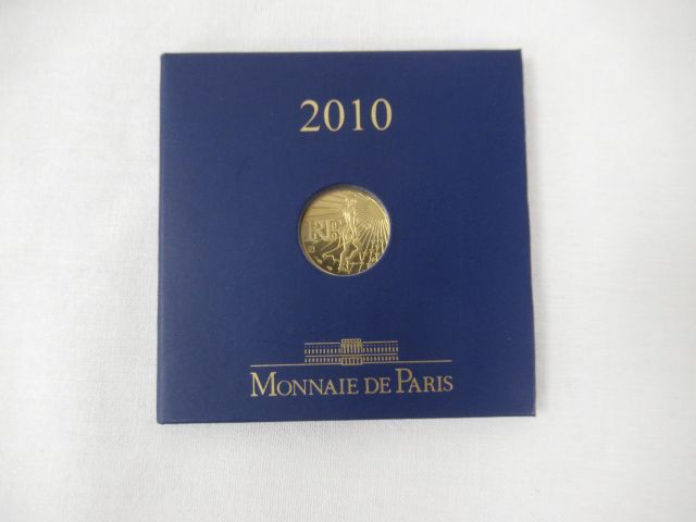 Null 巴黎大教堂100欧元硬币，黄金（999.9）。重量：3.1克。有封条。 
额外的买方费用 : 0%。