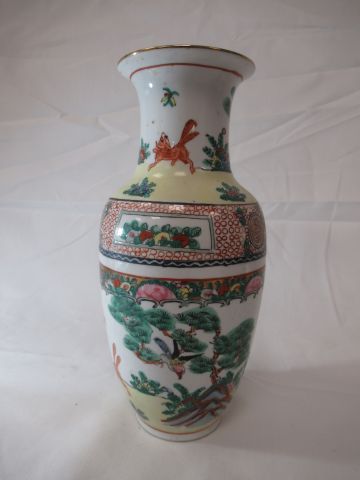 Null 中国 白瓷花瓶，有多色的动物和植物的装饰。高27厘米。