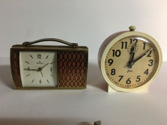 Null 一套两个古董UTI SWIZA闹钟，黄铜材质（D11cm H8cm）和JAPY金属板和塑料材质（D9cm H10cm）。
