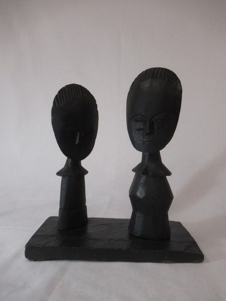 Null AFRICA - Wooden sculpture showing a color on their slate floor, 25x22cm.