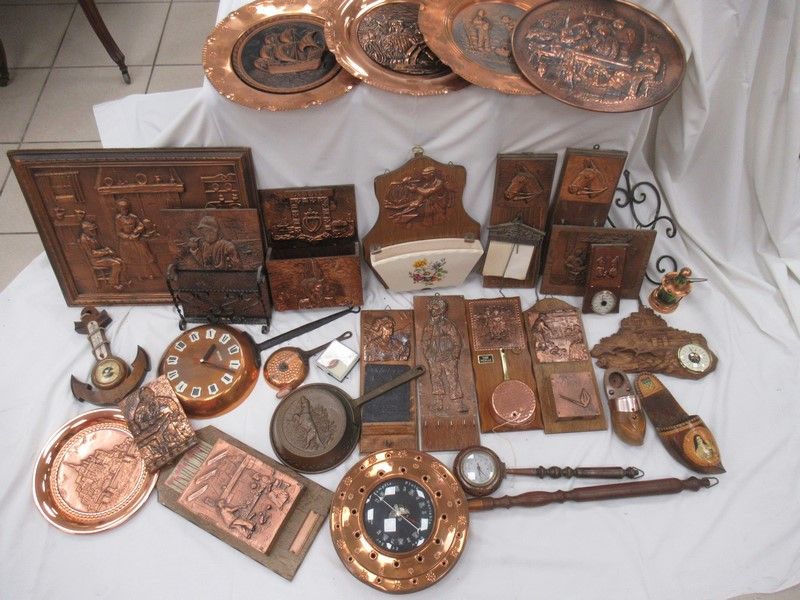 Null Große Menge an dekorativen Gegenständen aus Kupfer, Holz und Emaille, darun&hellip;
