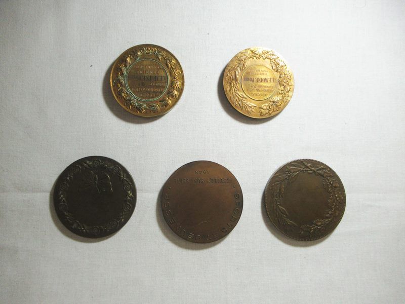 Null Lot of 5 medallions in bronze. In their cases. 4,5-5 cm