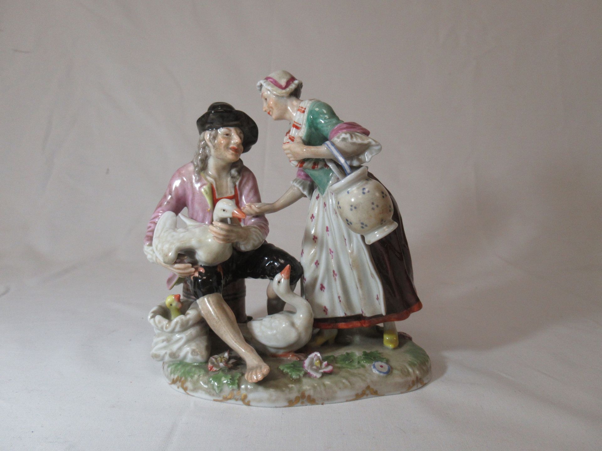 Null VIENNA (?) Sculpture in polychrome porcelain, showing peasants. 14 x 14 cm