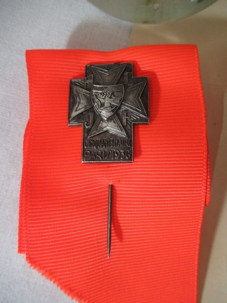 Null 拍品包括一个金属军事徽章 "Cinquantenaire Paris 1936"，一个镀银的广告钥匙圈和一个餐馆老板和石灰人总工会的文凭（泪）。