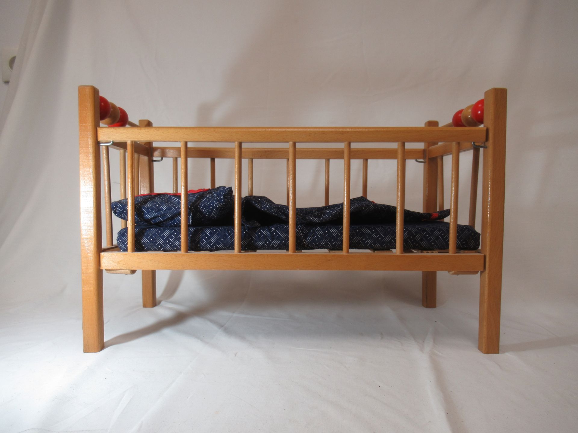 Null Doll's bed in natural wood. 32 x 48 x 23 cm