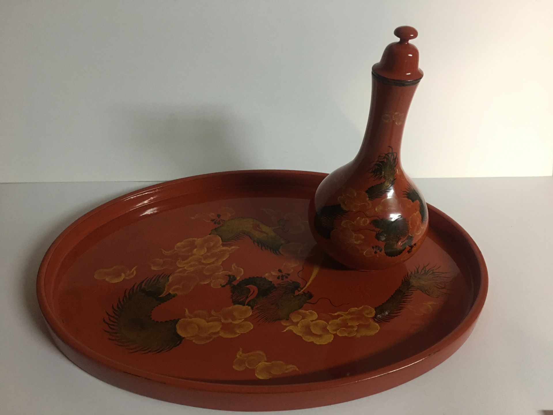 Null 日本（明治）漂亮的椭圆形托盘（37x25.5厘米），及其红漆龙纹瓶（高20厘米）。