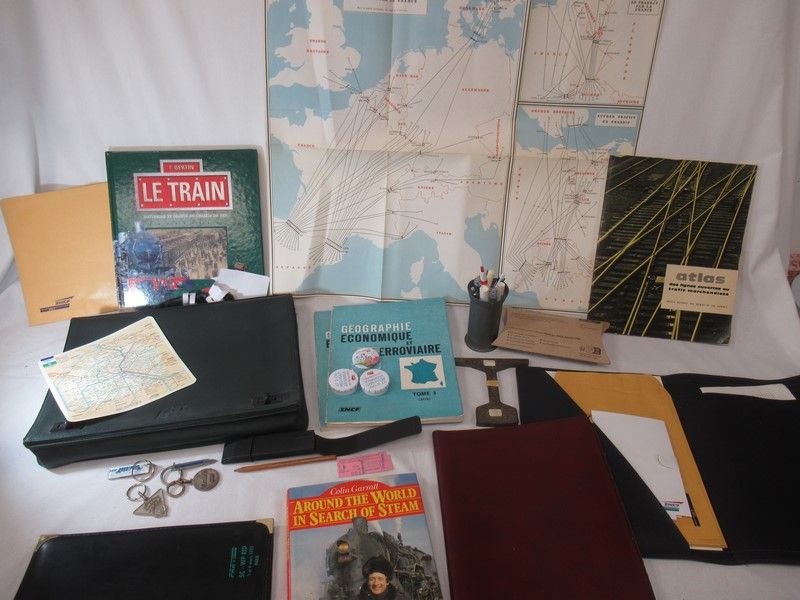 Null SNCF（法国国家铁路公司）：大量的宣传品，包括钢笔、铅笔盒、钥匙圈、一个从铁路上切割下来的古董镇纸...