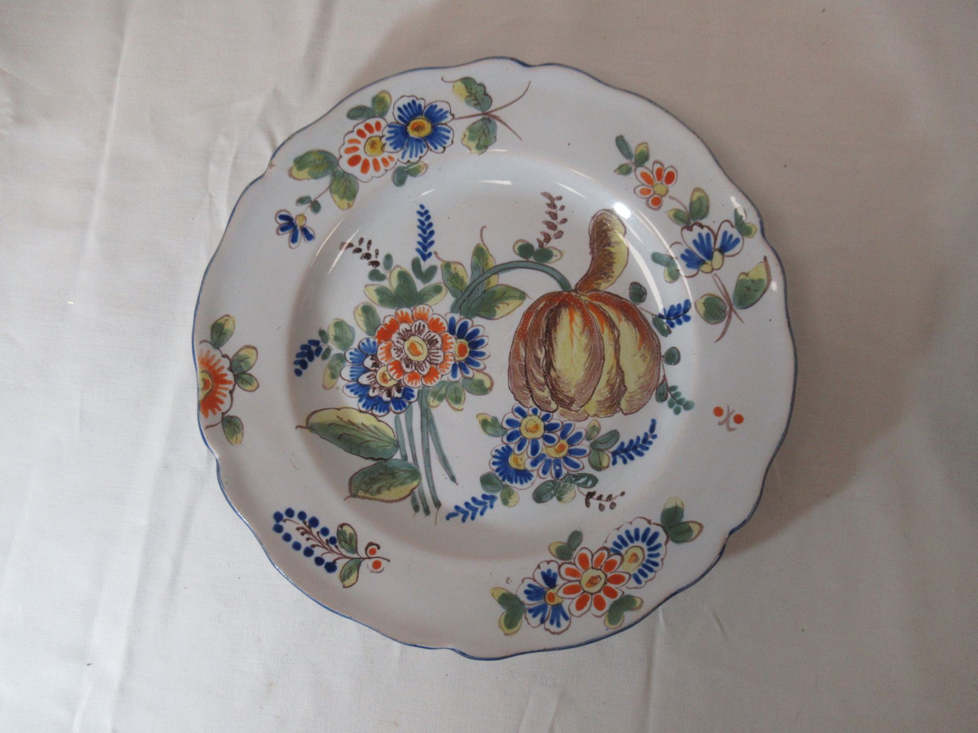Null 一套两个陶制盘子，装饰有玉米棒和花朵。直径：21-23厘米
