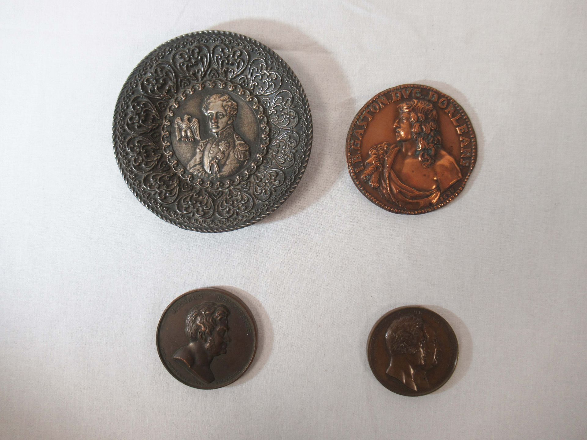 Null Lot, à décor de personnages historiques, comprenant 2 médailles en bronze, &hellip;