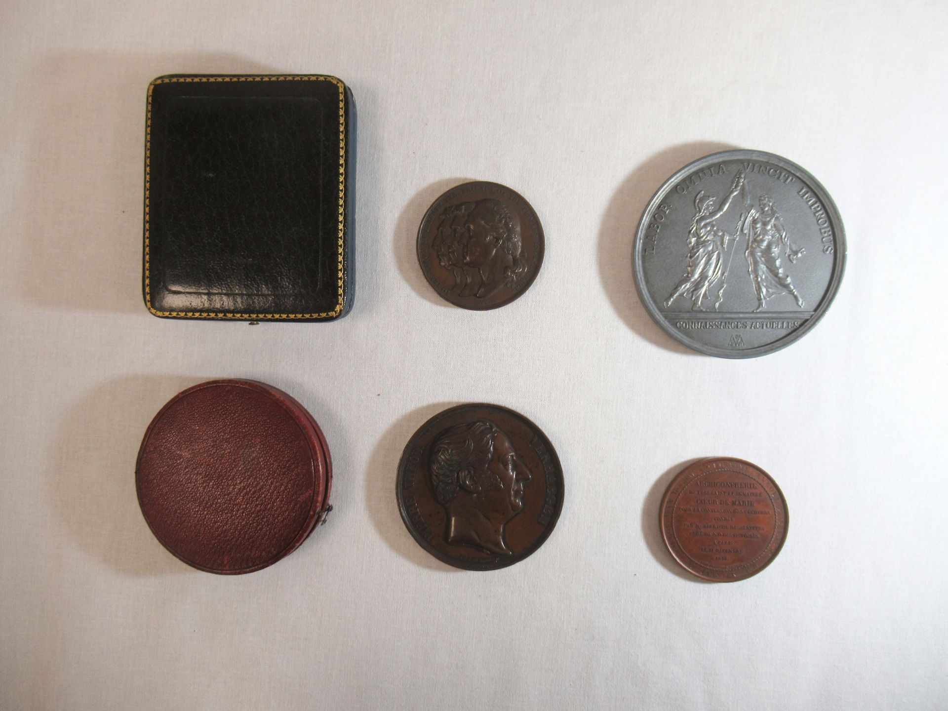 Null Set mit 4 Medaillen: drei aus Bronze und eine aus versilbertem Metall (mit &hellip;