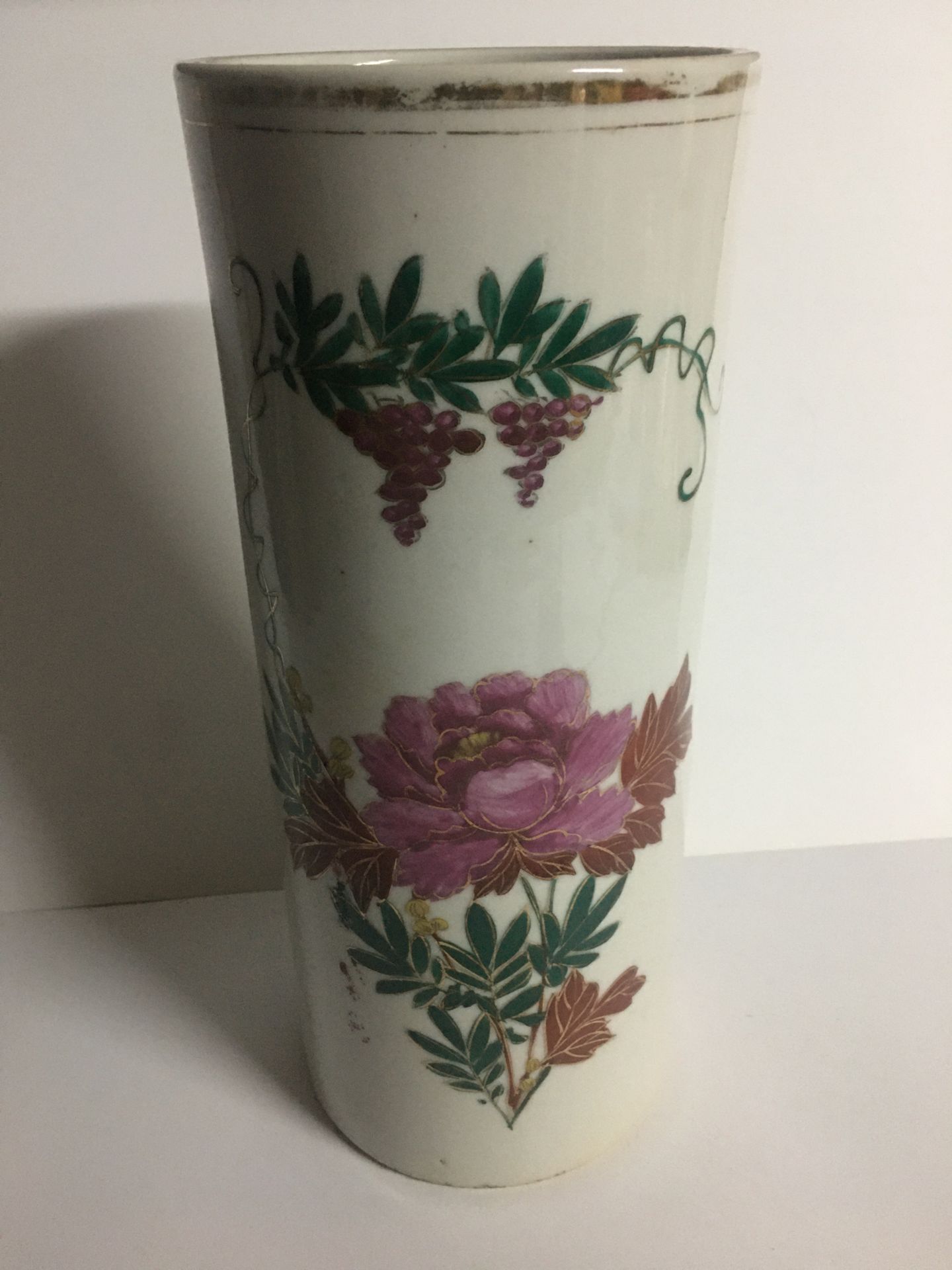 Null CHINA (Anfang 20. Jh.) Rollvase aus Porzellan mit Chrysanthemenblütendekor &hellip;