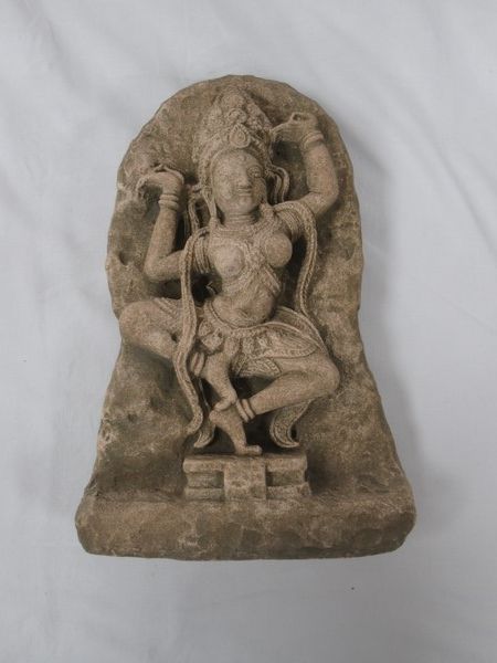 Null INDIEN. Stele aus Sandstein, die Apsara darstellt. Ende 19. - Anfang 20. Hö&hellip;
