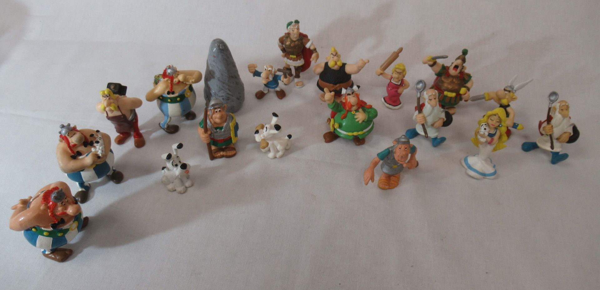 Null GOSCINNY-UDERZO Lot of 20 resin figurines, representing characters of the A&hellip;