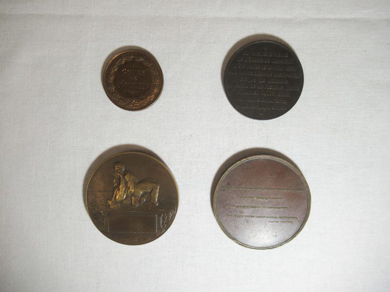 Null 一套4枚铜质纪念章，2枚装在盒子里。3-5厘米
