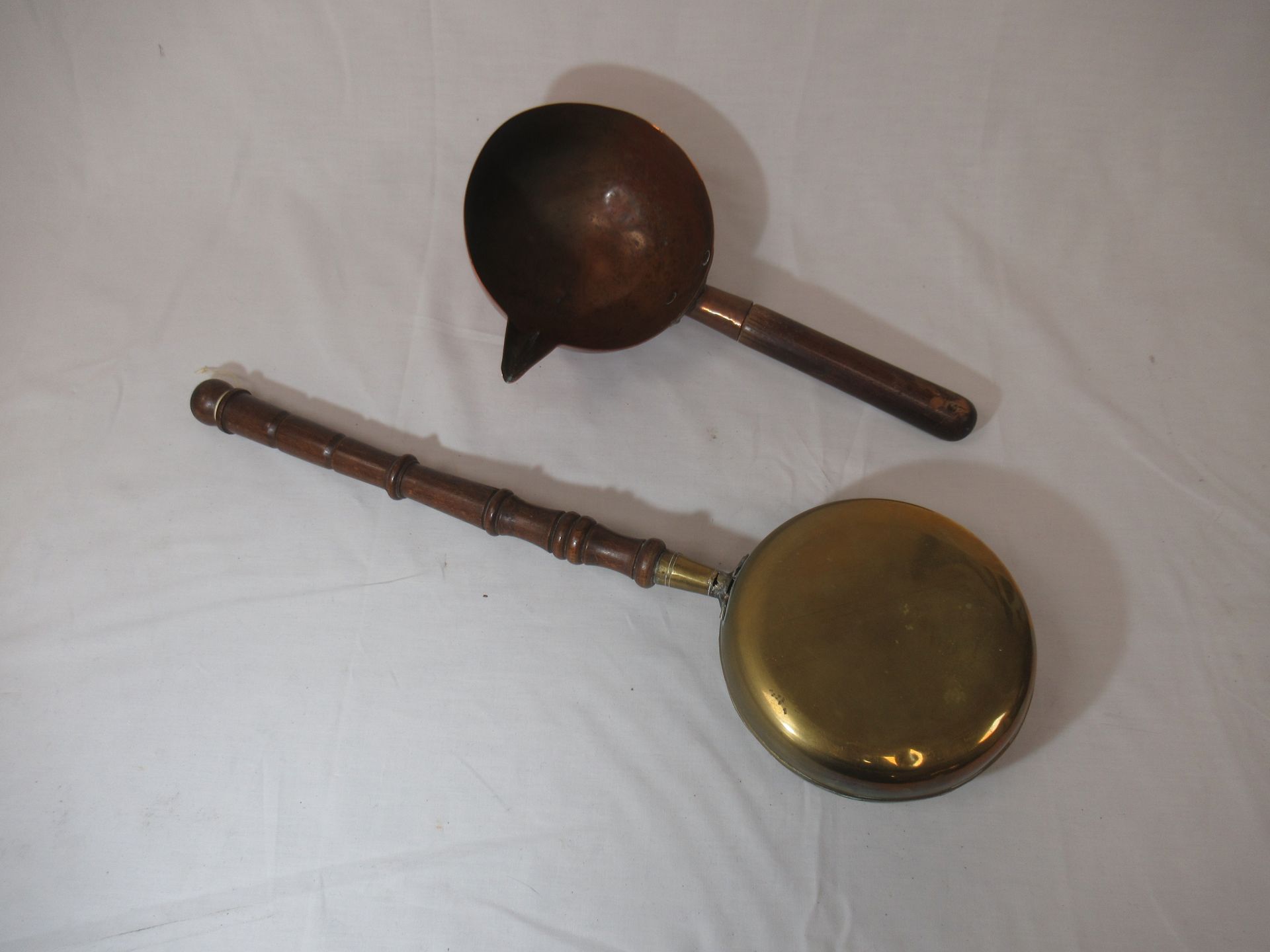 Null Lot in copper, brass and wood including a ladle and a small basin. From 34 &hellip;