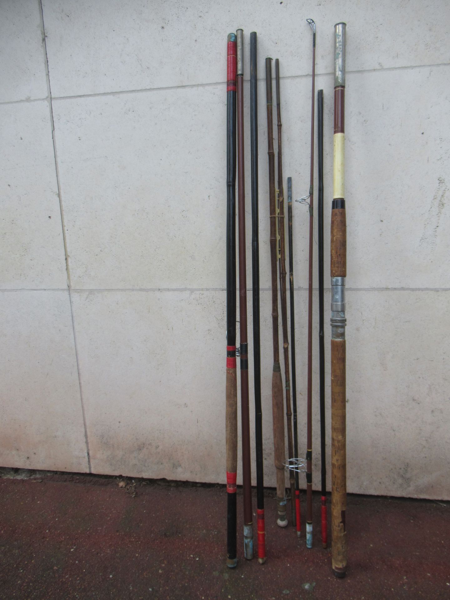 Null Lot of antique fishing rods in wood and bamboo.