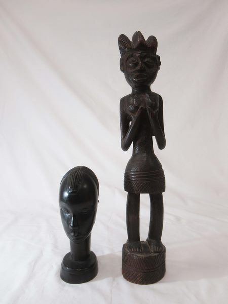 Null AFRIKA. 2 Holzskulpturen mit weiblichen Figuren. Von 15 bis 36 cm.