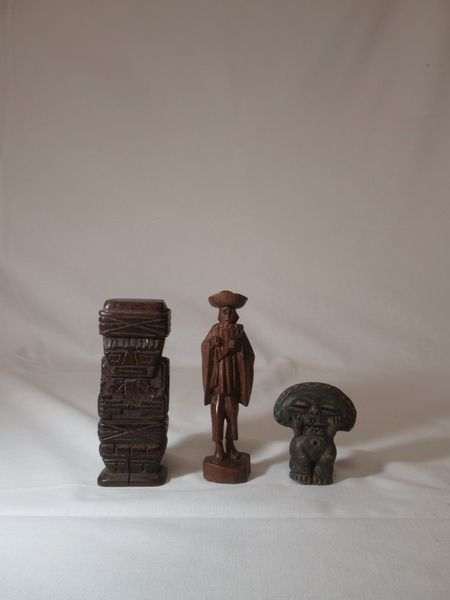 Null Set di tre statuette in legno. Una ciotola in gres da 5 a 10 cm.