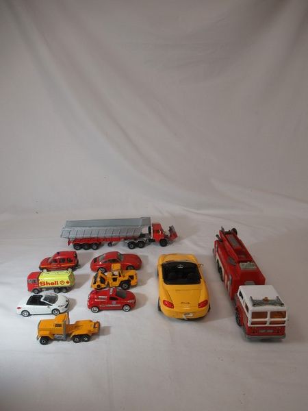 Null Eine Reihe von Miniaturfahrzeugen aus Kunstharz und Metall, darunter Majore&hellip;