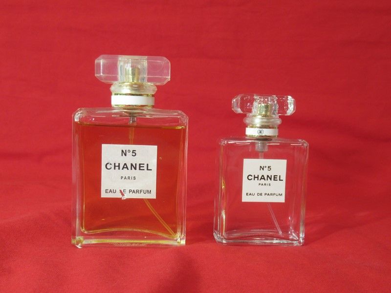 Null 香奈儿."N°5 "淡香水，100毫升（几乎满）。包括一个小的空喷瓶。