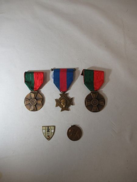 Null Petit lot de médailles militaires et un insigne. De 2 à 4 cm.