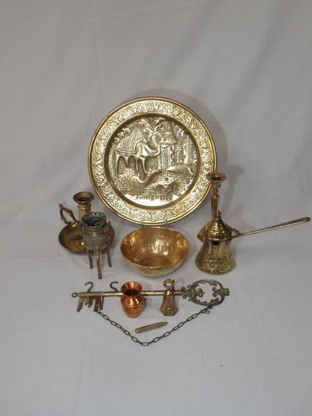 Null 一批铜和黄铜，包括一个小托盘，两个烛台，一个钥匙圈，一个铃铛，一个碗...从7到25厘米
