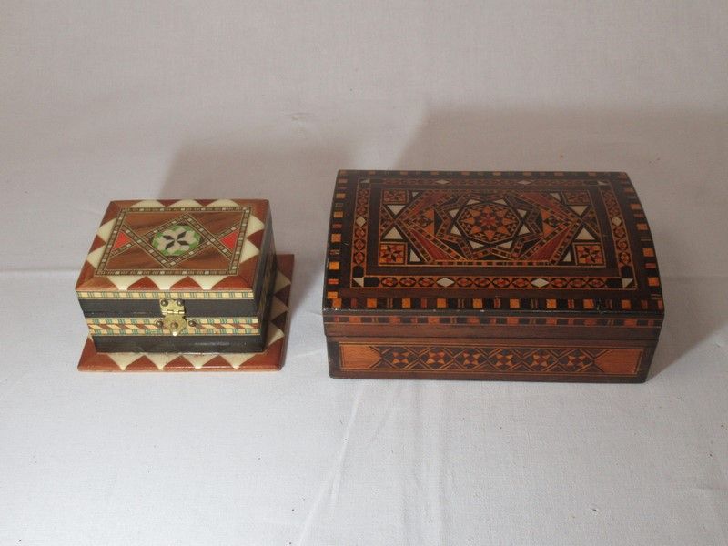 Null SYRIEN Set von 2 Schachteln aus Holz mit Intarsien. 8-15 cm