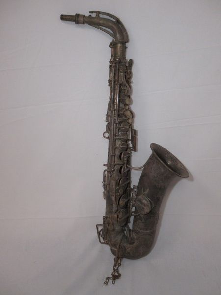 Null Saxophon aus Metall, Knöpfe aus Perlmutt. Höhe: 65 cm