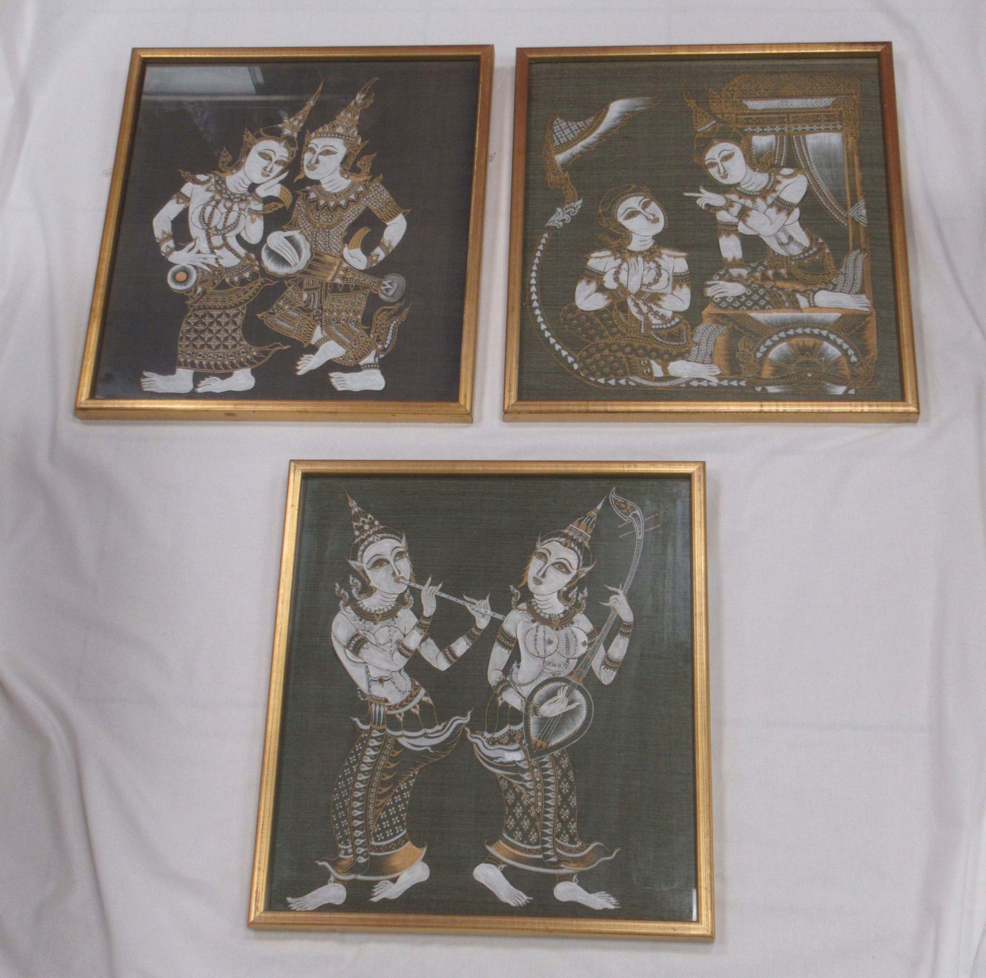Null THAILAND - Lot of 3 fabric prints depicting deities. Framed under glass, 49&hellip;