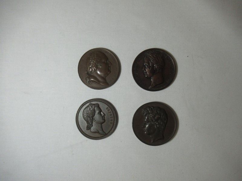 Null Set di 4 medaglie in bronzo. Circa 4 cm. Nelle loro custodie.