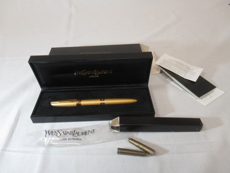 Null Yves-Saint-Laurent树脂钢笔，有字母图案。由ELF公司提供。含墨盒