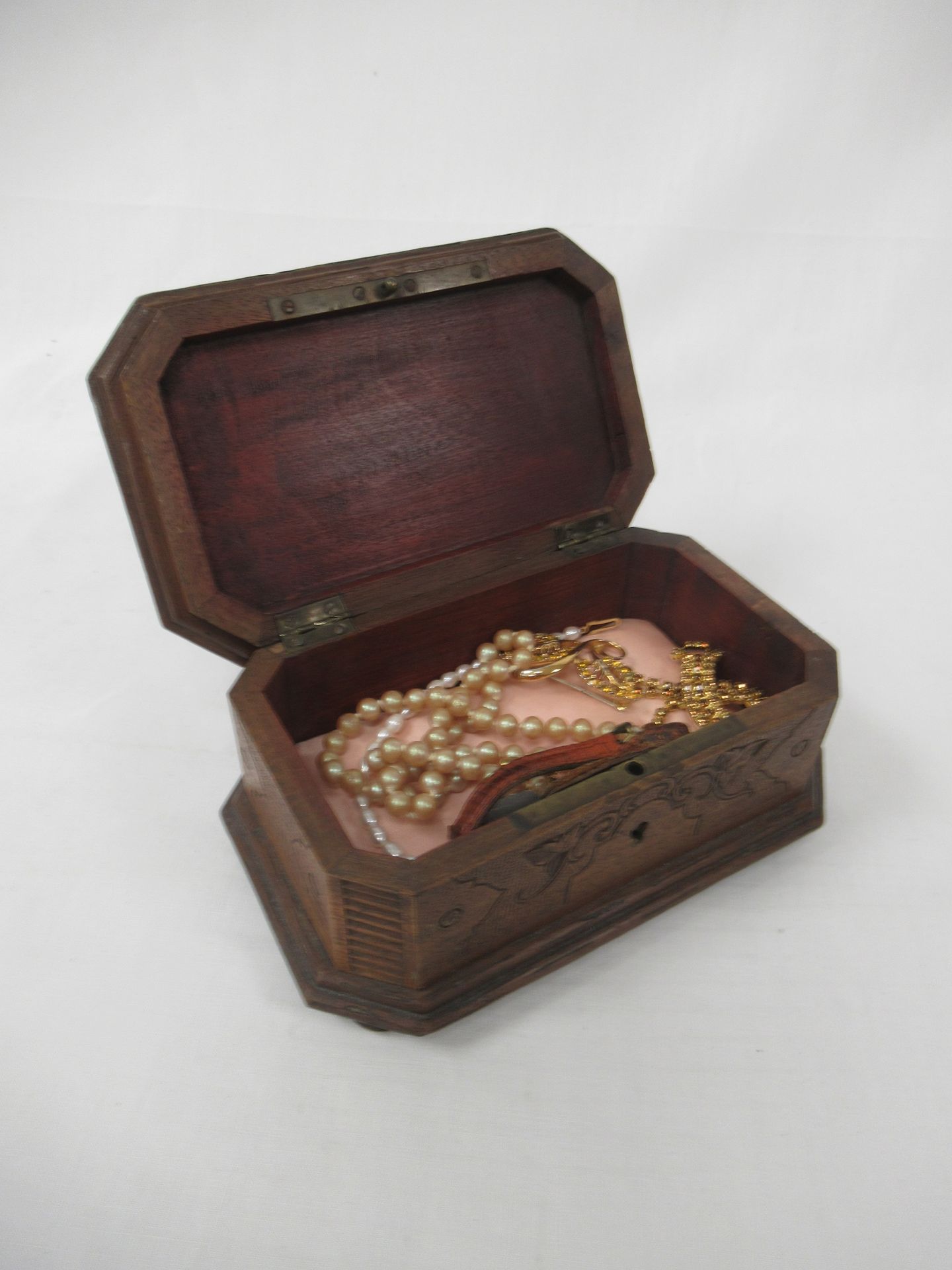 Null 胡桃木珠宝盒。11 x 17 x 8厘米，包含一些服装珠宝。