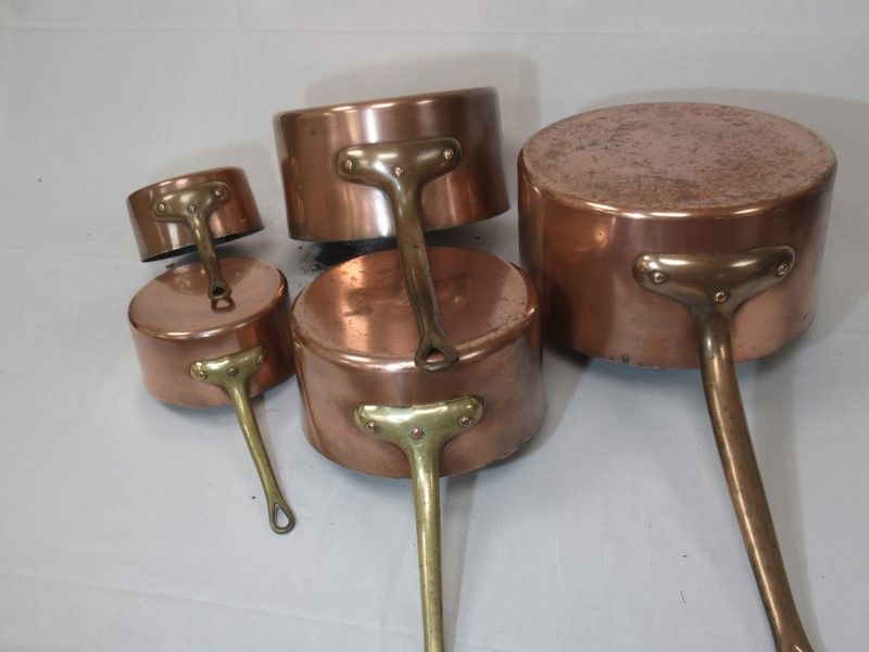 Null Serie von 5 Kupferpfannen. Durchmesser: 12-25 cm (Abnutzung)